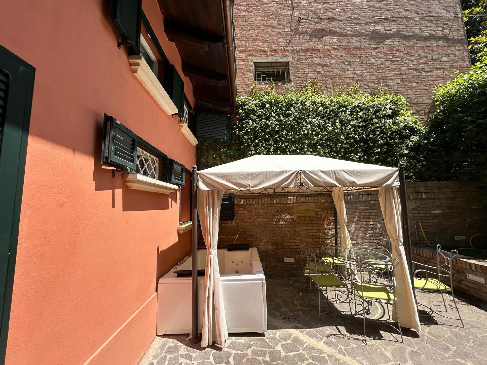 Isaia Garden -Private Garden Spa Bath Bolognarooms Bolonya Dış mekan fotoğraf